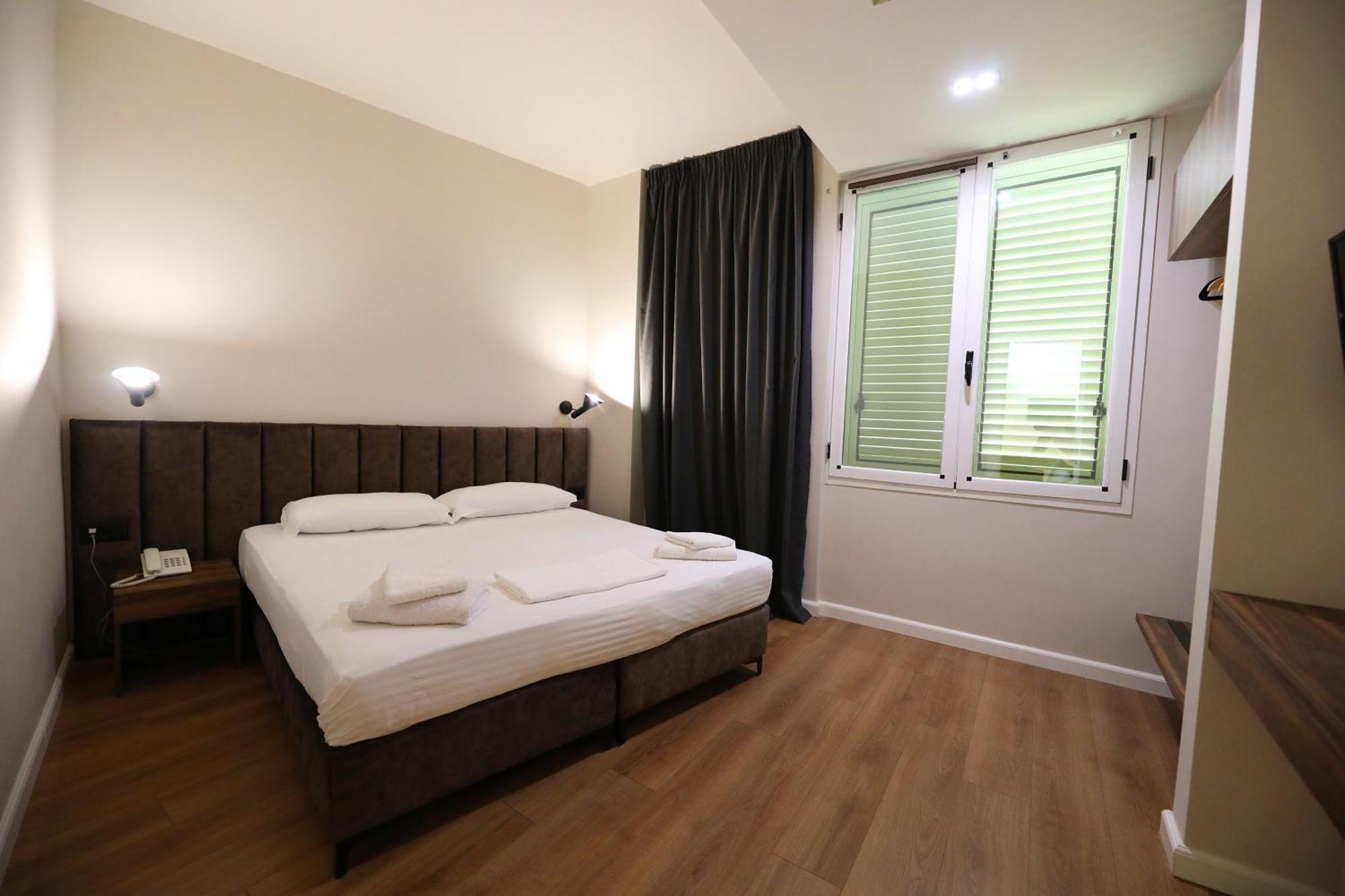 Hotel Libertas Vlorë エクステリア 写真